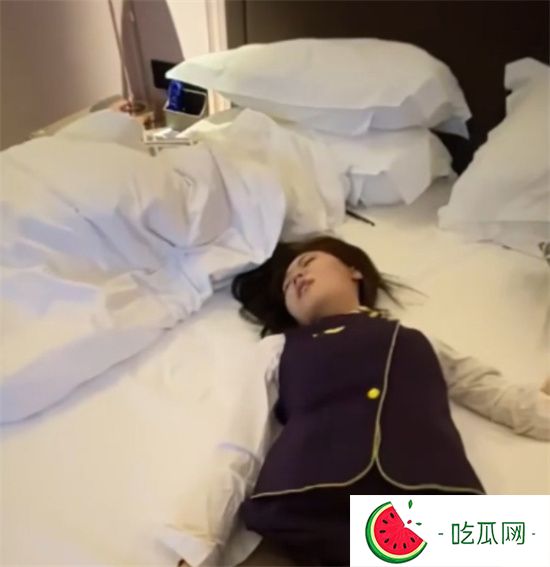 某航空公司乘务长 为保留编制遭领导潜规则 性感制服堪称极品-吃瓜网
