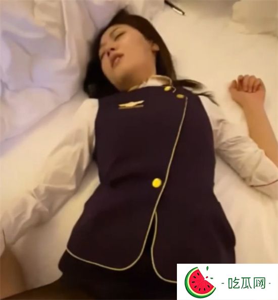某航空公司乘务长 为保留编制遭领导潜规则 性感制服堪称极品-吃瓜网