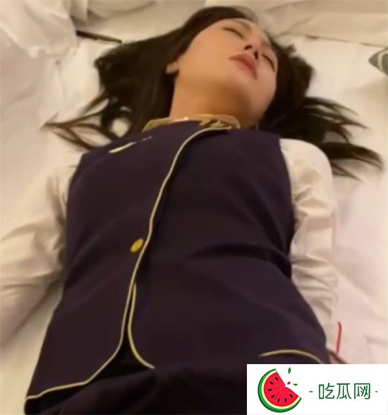某航空公司乘务长 为保留编制遭领导潜规则 性感制服堪称极品-吃瓜网