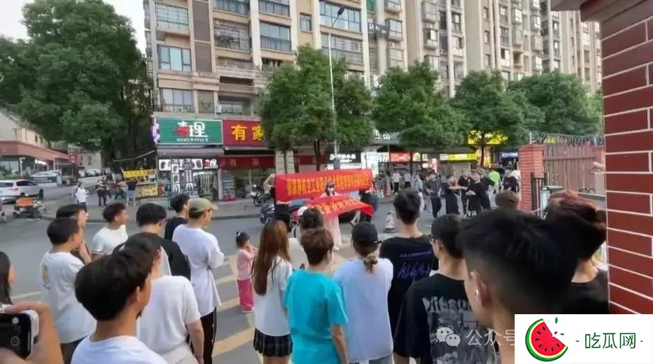 原配妻子到学校门口为夫纳妾 称其与职校女生有不正当关系-吃瓜网