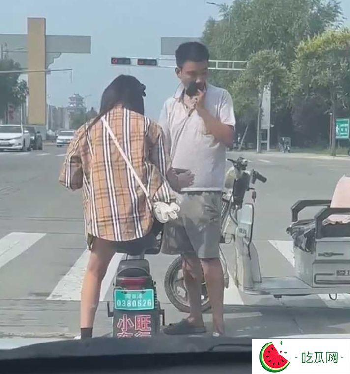 变态男当街拦路小姐姐索要袜子 不给还不让走-吃瓜网