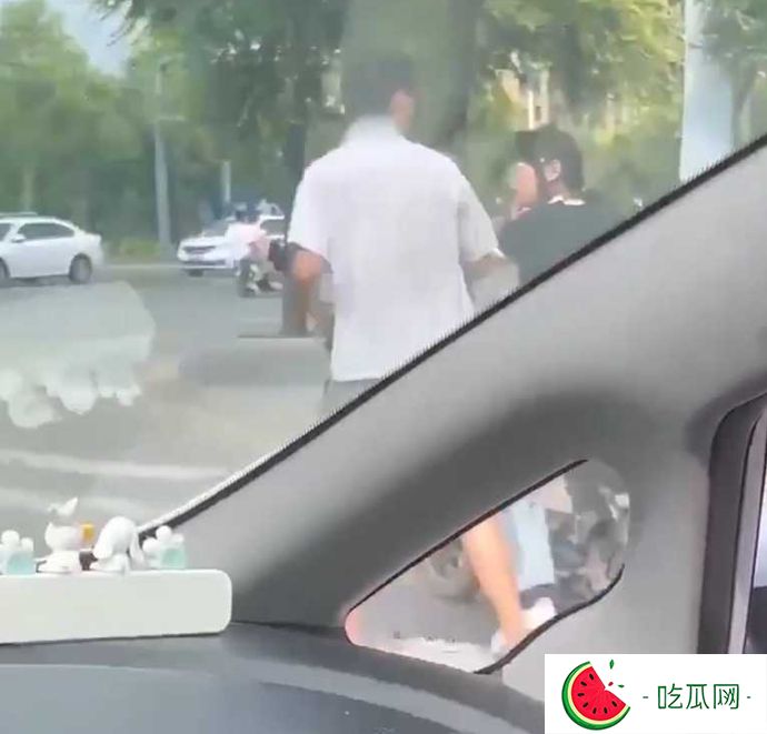 变态男当街拦路小姐姐索要袜子 不给还不让走-吃瓜网