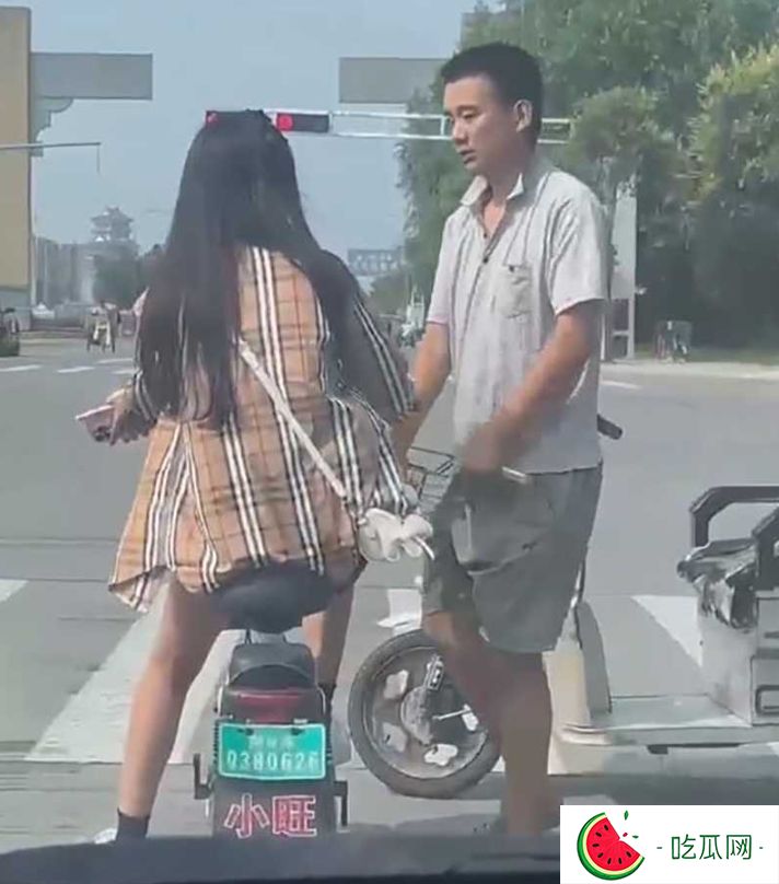 变态男当街拦路小姐姐索要袜子 不给还不让走-吃瓜网