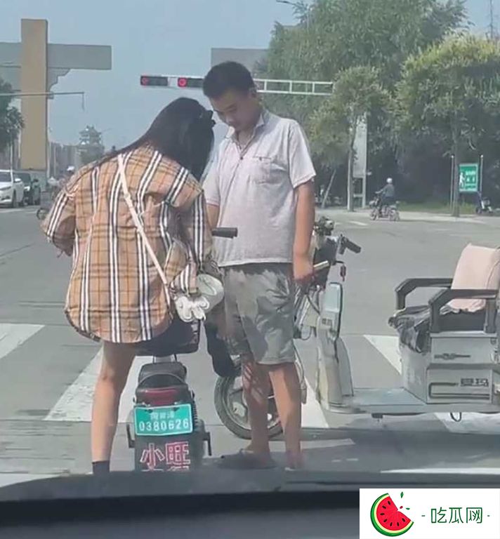 变态男当街拦路小姐姐索要袜子 不给还不让走-吃瓜网