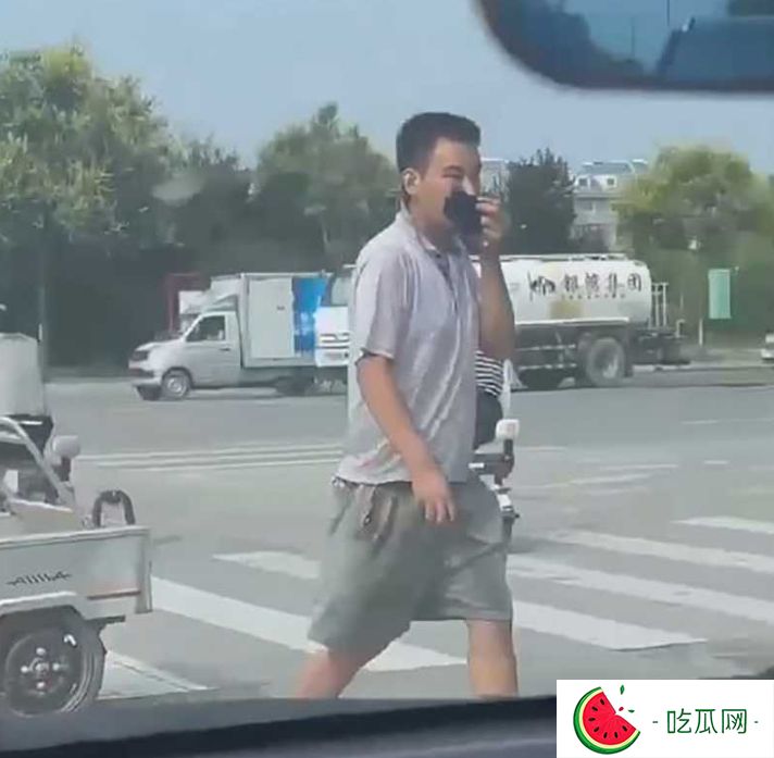 变态男当街拦路小姐姐索要袜子 不给还不让走-吃瓜网