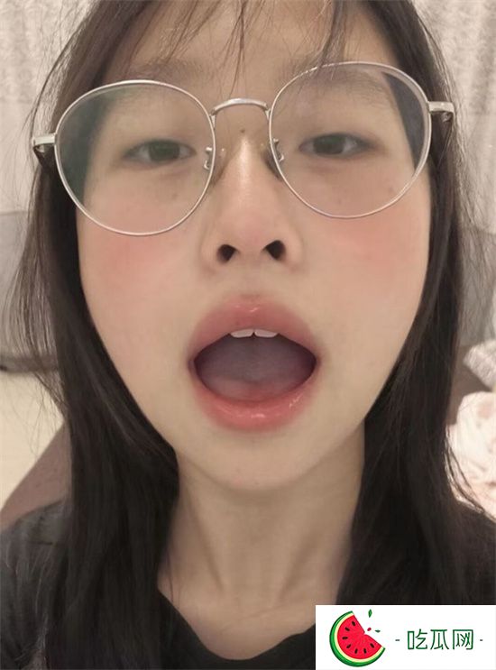 瓜友每日大赛之反差眼镜妹 十个眼镜九个骚还有一个特别骚-吃瓜网