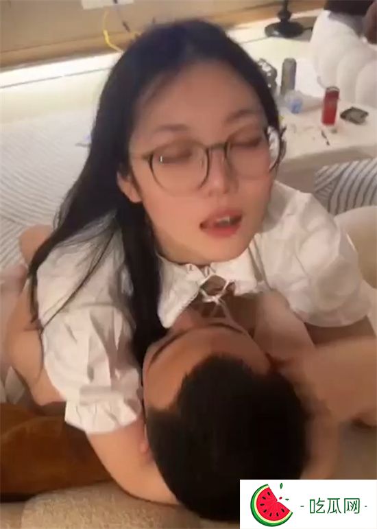 瓜友每日大赛之反差眼镜妹 十个眼镜九个骚还有一个特别骚-吃瓜网