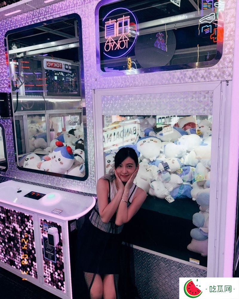 当中更换上了多套打扮，认真少女味十足！
