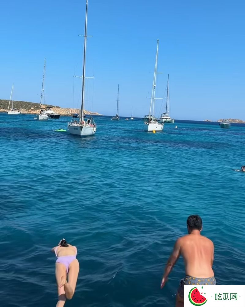 吴千语与施伯雄坐游艇出海，游艇驶至海中心时，两人立即跳海游水。
