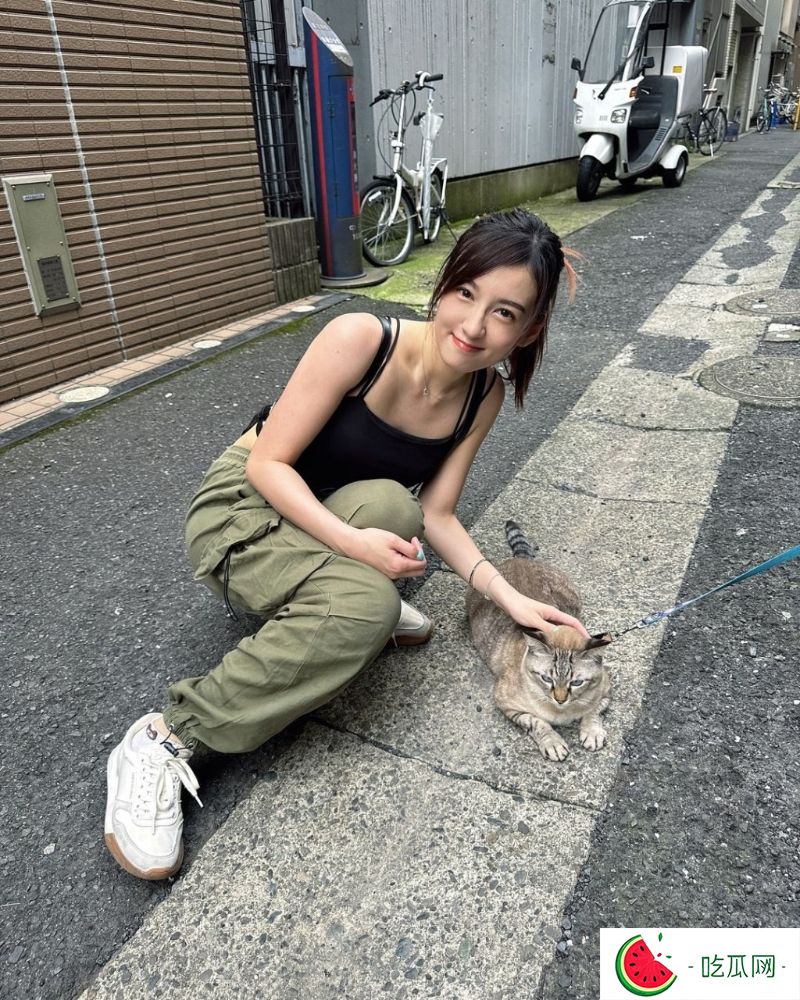 又同路边猫咪一齐影相，不愧系女神！