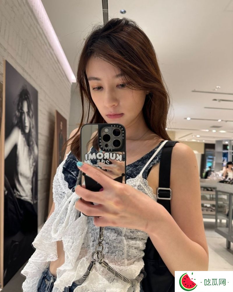更大玩“蕾惑”着上黑色吊带蕾丝上衣及一件白色极低胸蕾丝吊带背心。