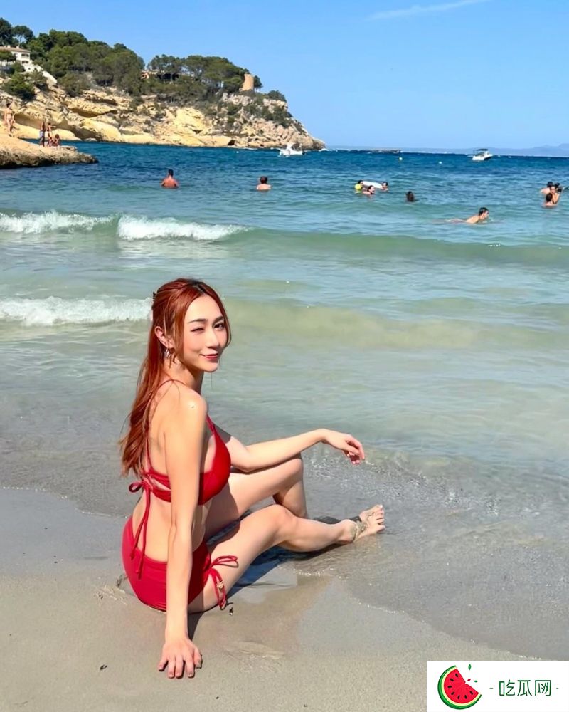 黄嘉雯摆出多个诱人pose，又跪又坐及站立，多角度劲骚美好身材。