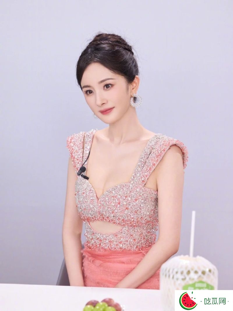 杨幂现身代言活动，一身粉红色低胸亮片长裙尽现完美身材