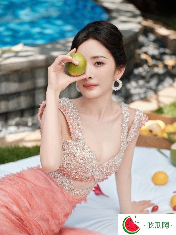 上半身是由银色串珠打造的吊带上衣，桃心领的设计令杨幂的**胸展露无遗