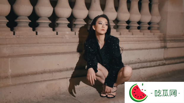 方媛露纤腰展曲线美，网民见一动作直呼“扣分”批没仪态