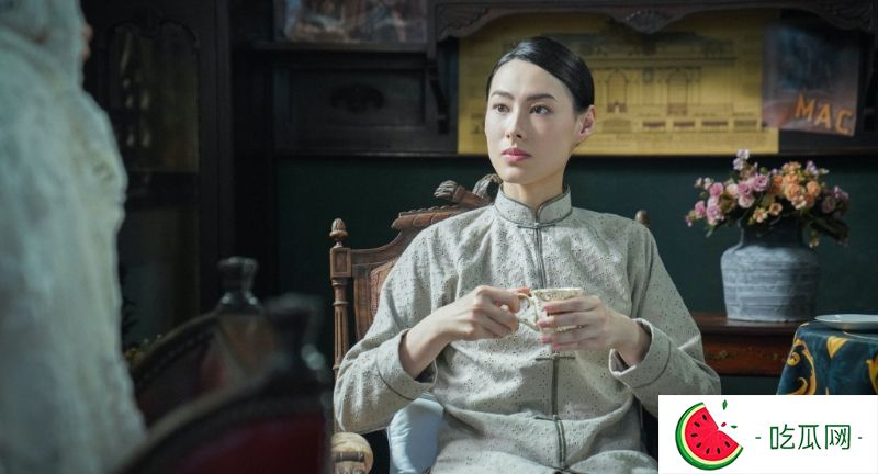 梁洛施疑与大仔李长治现身加拿大，壮健少男已经高过妈妈肩头
