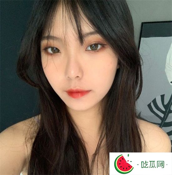 嫩模黄雅琪携手闺蜜大尺度私拍流出!身着性感内衣摆出撩人姿势-吃瓜网