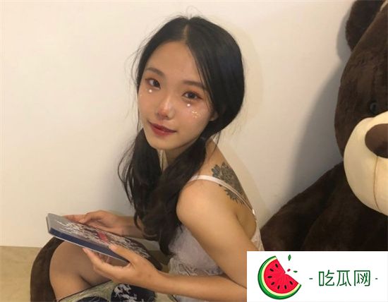 嫩模黄雅琪携手闺蜜大尺度私拍流出!身着性感内衣摆出撩人姿势-吃瓜网