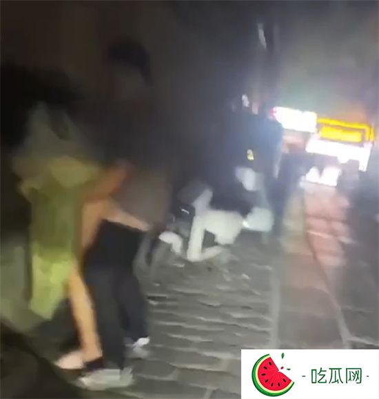 青州古城小巷 情侣野战视频爆火全网!中午在弥河帐篷打野战 还淡定与路人聊天-吃瓜网