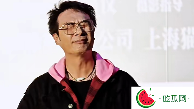 62岁火爆影帝有社恐？公开活动上突手足无措面容扭曲