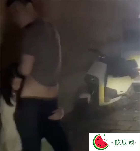 青州古城小巷 情侣野战视频爆火全网!中午在弥河帐篷打野战 还淡定与路人聊天-吃瓜网