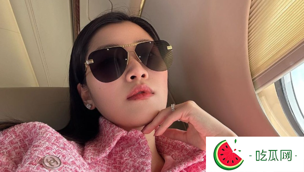 刘德华老婆表妹坐私人飞机外游，身家达30亿生活奢华