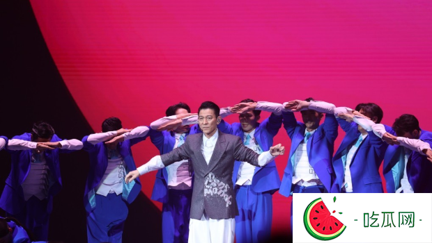 刘德华演唱会2024香港站丨纸雕心形装置红馆外任打卡，有机会遇神秘嘉宾同框合照