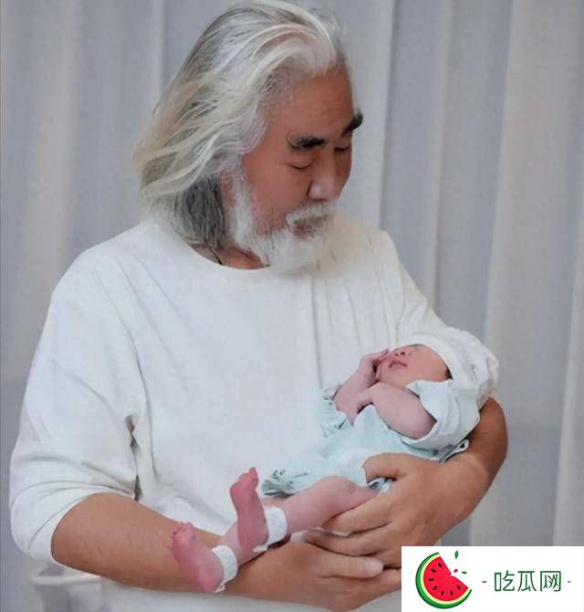 她41岁嫁入豪门，44岁为81岁刘诗昆生下女儿，48岁又生下二胎儿子