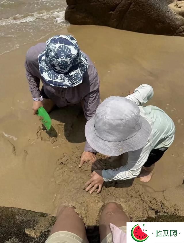 周一围罕见晒小儿子正脸，父子俩海边玩沙子，小小周圆肚子好可爱