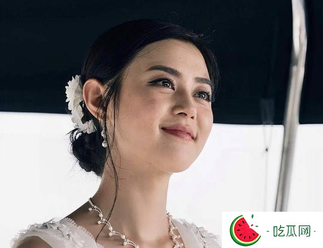 TVB前女星在东莞打工求生，拍短视频秀大长腿，被指擦边博取关注