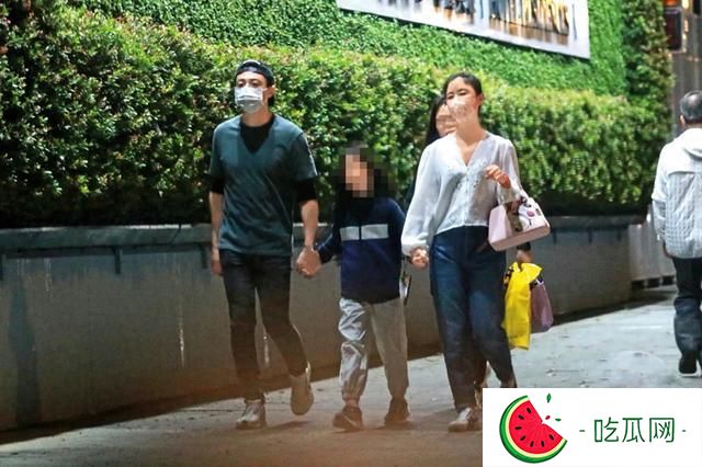 林心如霍建华一家三口近照，手牵手散步好有爱，8岁小海豚长高了