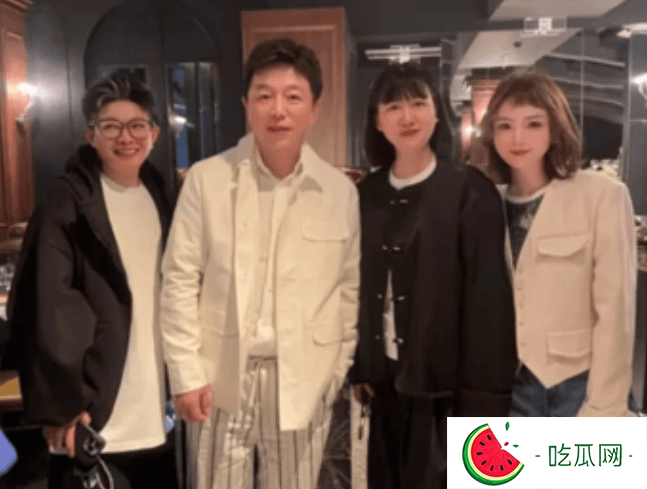 51岁黄渤回家探亲，脸上化浓妆网红感十足，看着年轻秒变小鲜肉