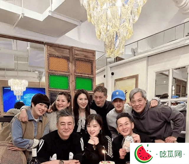 50岁刘恺威回香港过年，穿灰色卫衣参加聚会太时髦，低调简约却帅气十足！
