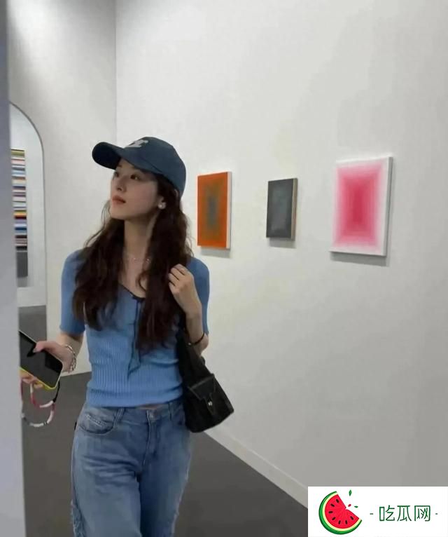 31岁章泽天现身香港画展，三胎妈妈根本没有变化，依然美丽动人