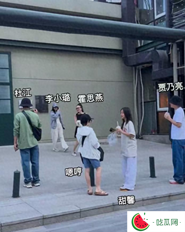 贾乃亮李小璐合体出游，男方仍态度卑微，“做头门”事件余波犹在