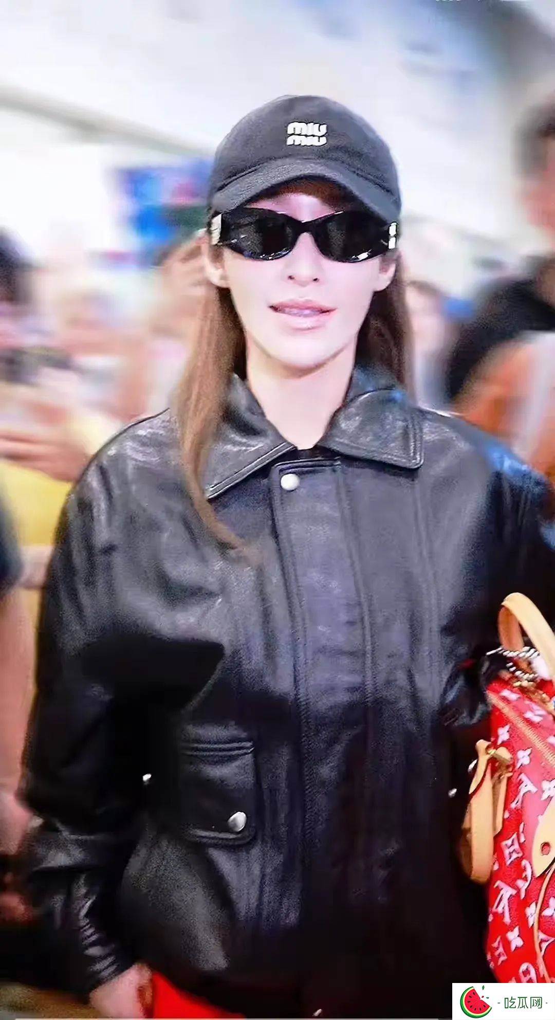萧亚轩五次手术后罕见现身，瘦成瓜子脸，康复迅速健步如飞
