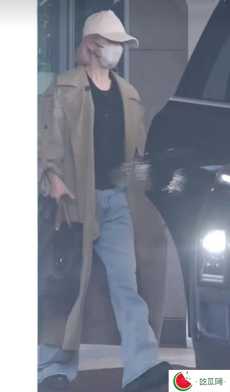 赵丽颖带儿子返回上海，母子同框幸福满溢，赵丽颖粉色短发超抢镜
