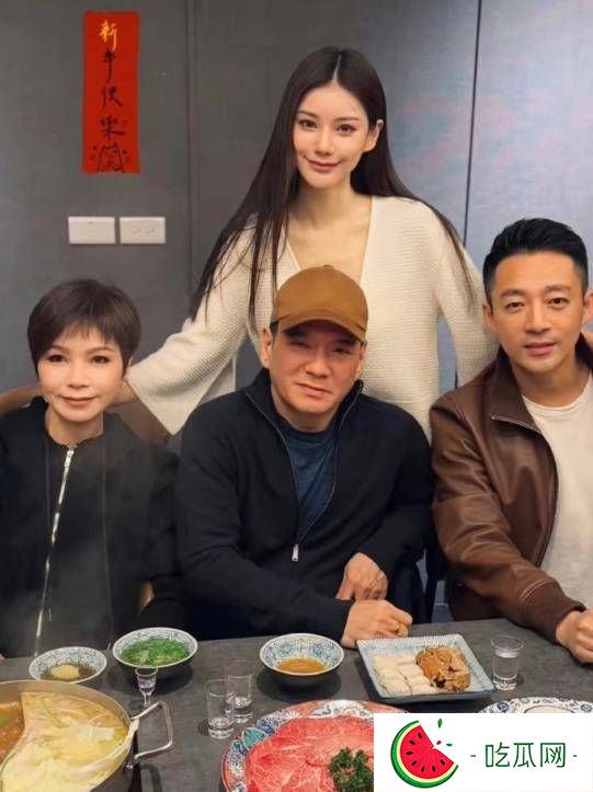 马筱梅爸妈真实身份被扒，梅妈以前卖早餐，年轻时候的照片曝光