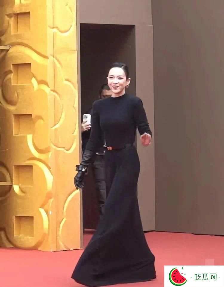 46岁章子怡摔伤后现身澳门，带妈妈购物恢复如初，妈妈也背名包