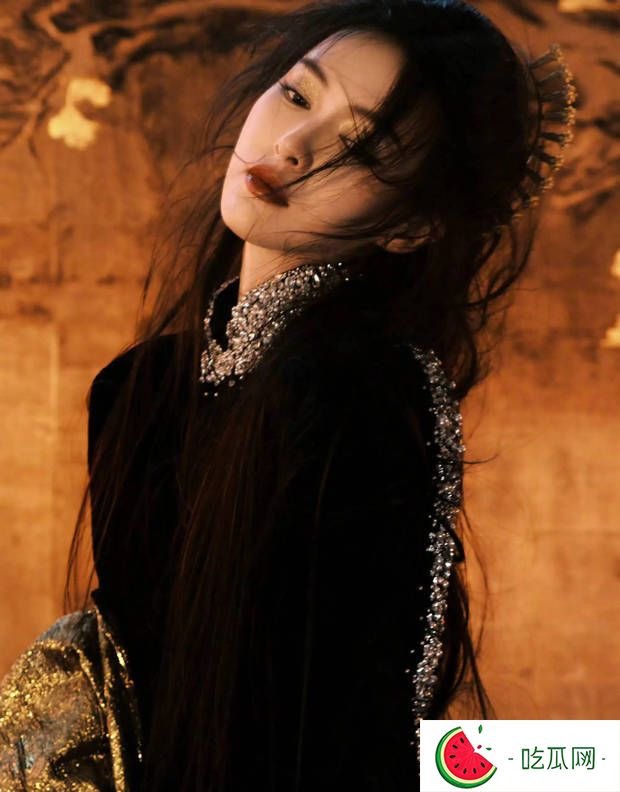 唐嫣身着修身黑裙勾勒曼妙曲线，鎏金眼妆解锁酷飒高级感