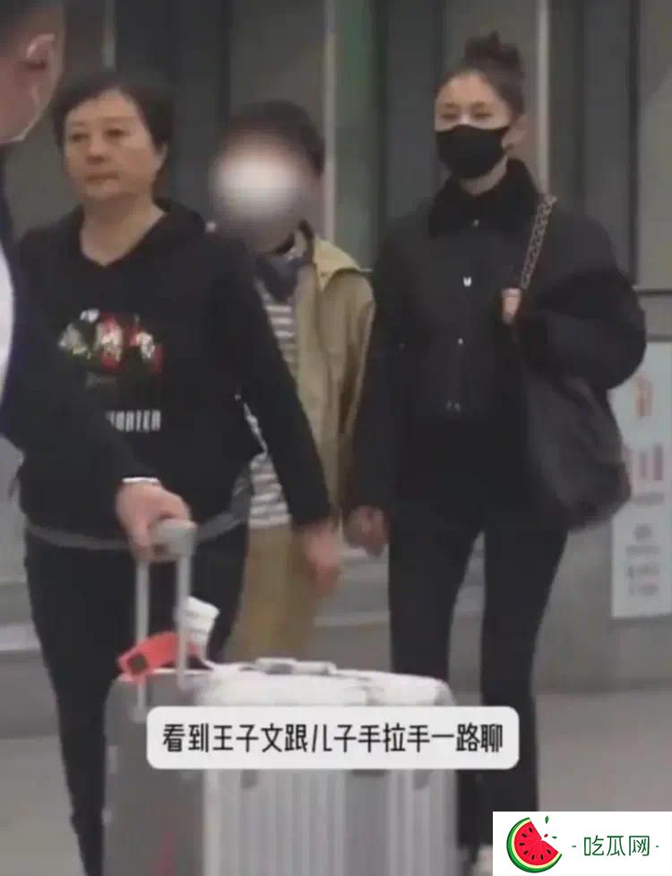 38岁王子文携儿子逛街被偶遇，12岁豆芽身高都快超妈妈了
