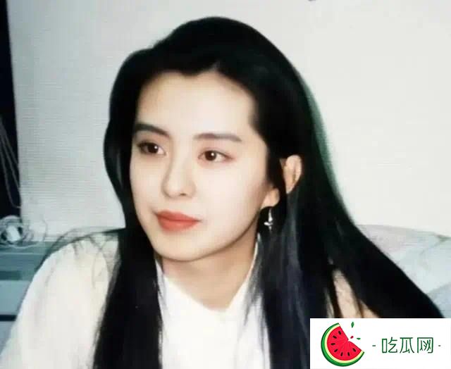 口罩眼镜齐上阵，不露真面目的王祖贤，遮掩的答案早已不言而喻