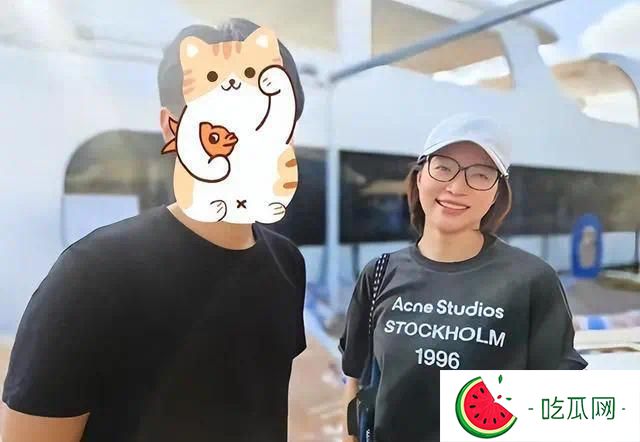 51岁董卿带儿子五一游苏州！打扮休闲，仪态优雅央视范儿一点没变