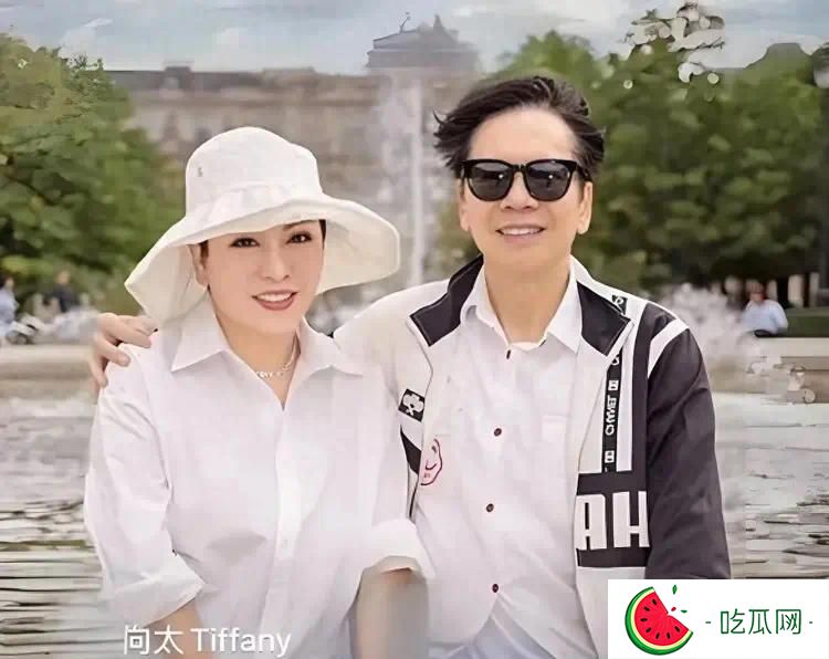 向华强现身澳门，和老婆去吃西餐，向太剪了短发，看起来一言难尽
