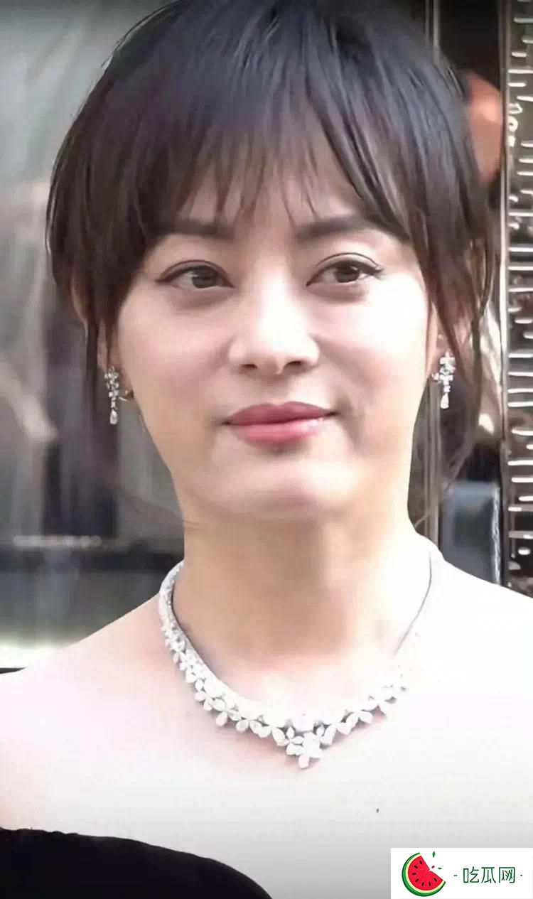 43岁孙俪出席活动：离开美颜和滤镜的她很显老气，手指粗得吓人！