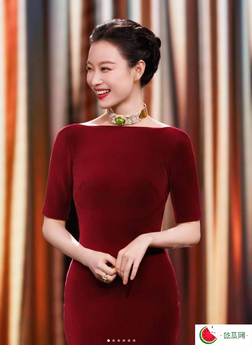 倪妮红毯生图惊艳亮相，肢体动作引热议，衣着与身形引发讨论