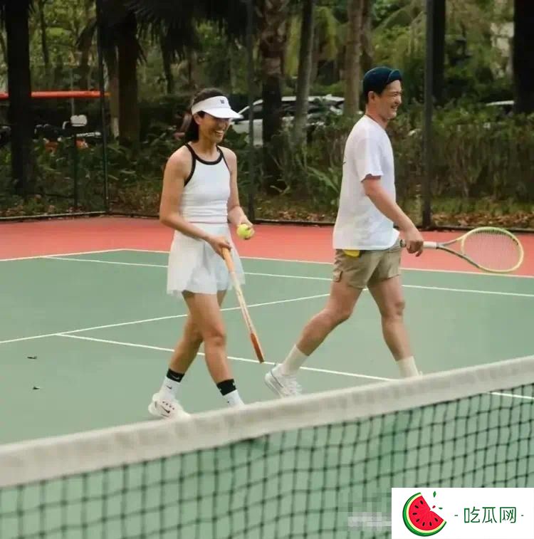 立夏暴击！朱丹周一围网球约会甜度爆表 结婚8年眼神拉丝惊呆网友