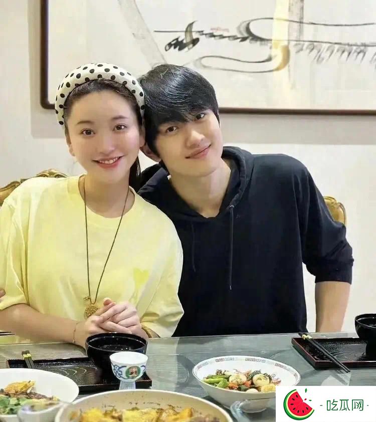 42岁金莎现身江西，和小男友孙丞潇约会，打扮朴素，不像中年妇女