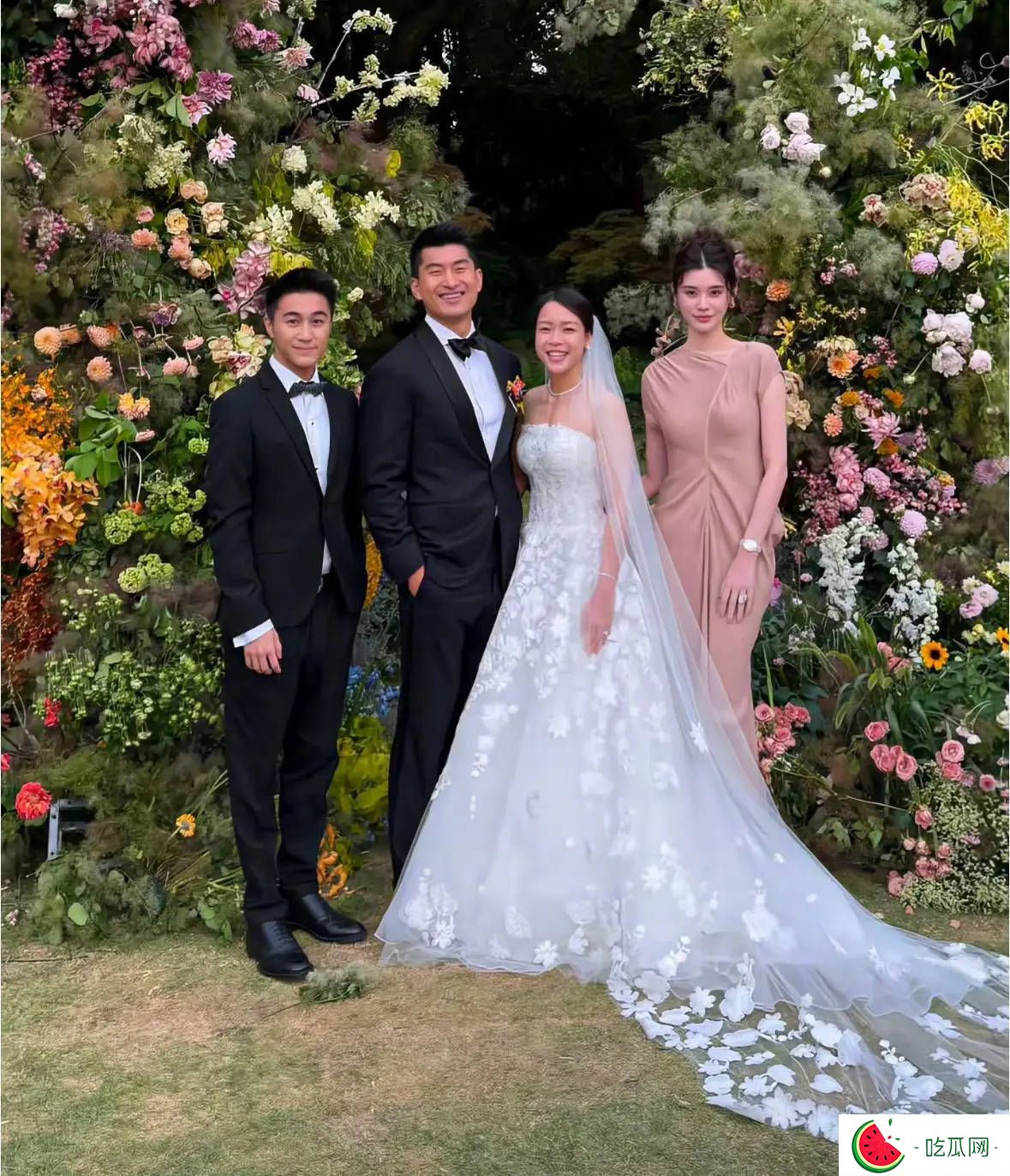 何猷君奚梦瑶参加好友婚礼，一袭粉裙气质绝佳