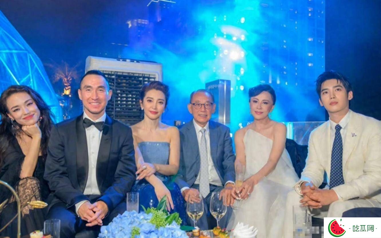 45岁胡杏儿太敢穿了！转身签字时险些走光，画面尴尬！